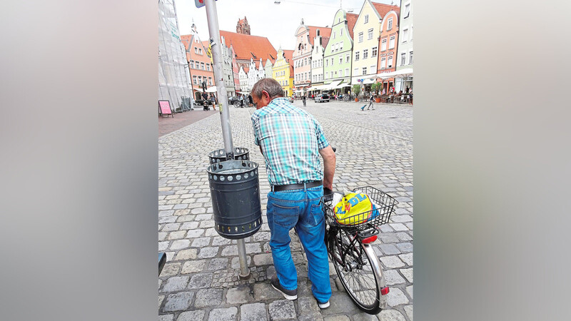 Johann S. sucht fast jeden Tag in der Stadt nach Pfandflaschen.