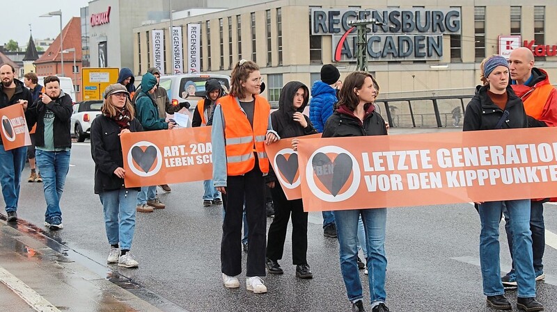 25 Klimaaktivisten der "Letzten Generation" marschierten am Mittwoch über die Galgenbergbrücke, um für mehr Klimaschutz zu protestieren.