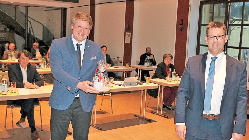 Mit einem kleinen Präsent bedankte sich Stadtoberhaupt Helmut Fichtner (rechts) beim bisherigen dritten Bürgermeister Matthias Bendl. Für das Foto nahmen die beiden Mandatsträger ihre Schutzmasken ab.