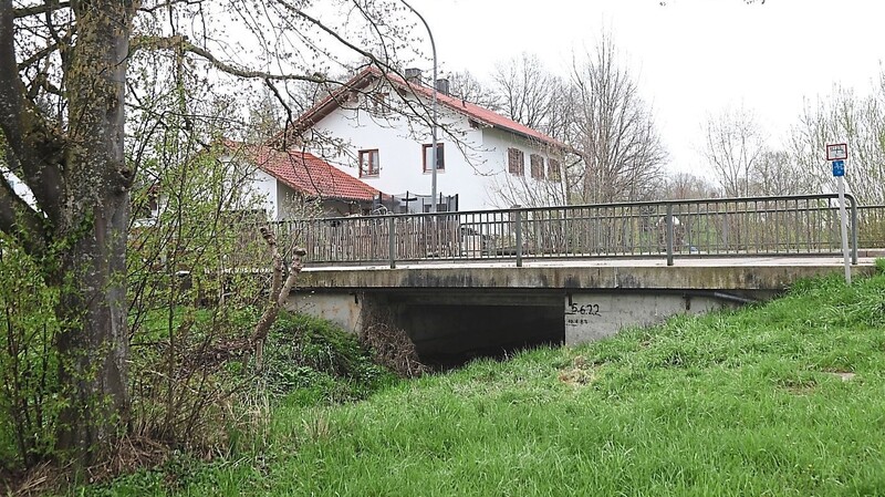 Der Landkreis Erding kann sich vorerst 750 000 Euro sparen, weil der für 2024 vorgesehene Neubau der Brücke über den Suldinger Bach bei Wambach noch nicht erforderlich ist.