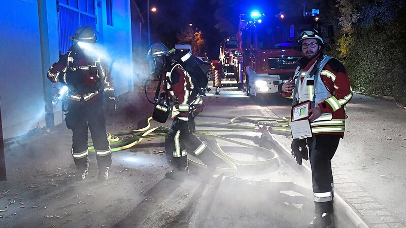 Zu einer abendlichen Einsatzübung rückten die Vilsbiburger Feuerwehrleute beim Zeughaus der Narrhalla an.