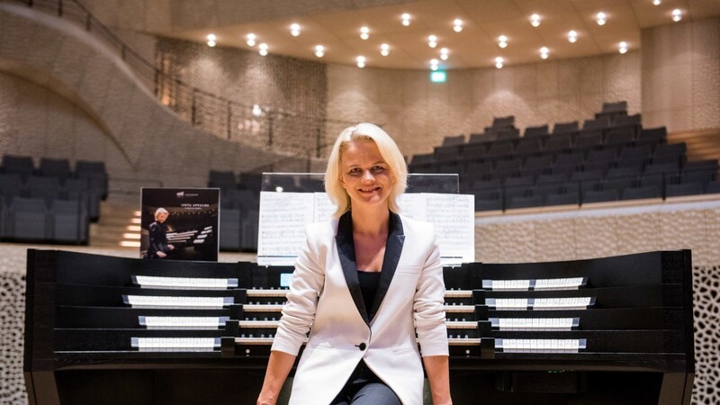 Iveta Apkalna an der Orgel der Hamburger Elbphilharmonie.