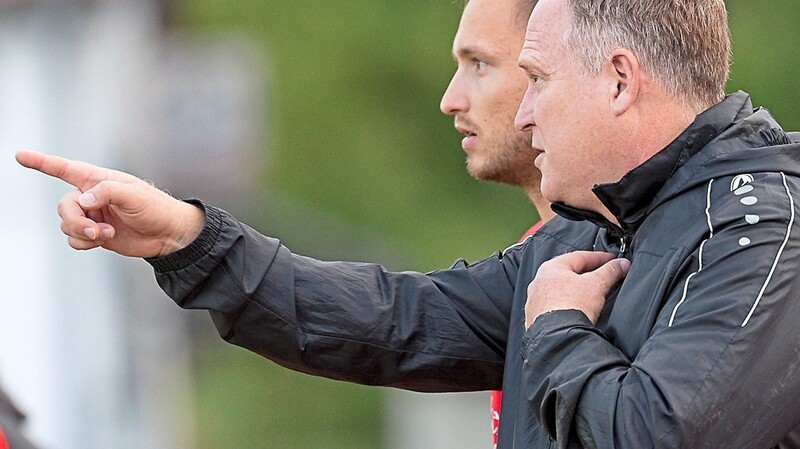 FSV-Chef-Coach Jochen Freidhofer (vorne) ist froh, wenigstens einen Punkt in Abensberg geholt zu haben.