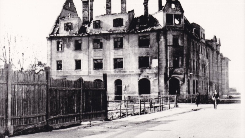 In der Ludmillastraße brannte das Gasthaus "Schweizer Hof" nach einem Fligerangriff völlig aus.