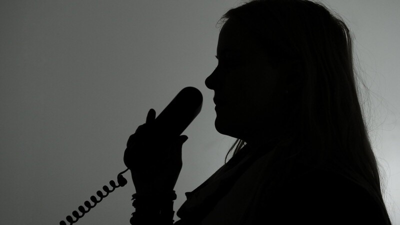 Eine Frau hält einen Telefonhörer (gestellte Aufnahme): Wenn die angebliche Tochter ins Telefon schluchzt und erzählt, sie habe jemanden totgefahren, sitzt der Schock tief.