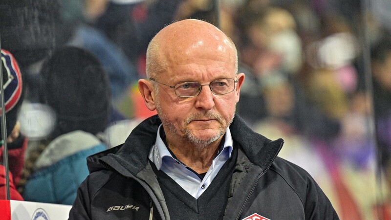 Trainer Jiri Ehrenberger und der Deggendorfer SC mussten gegen den EC Peiting eine Niederlage hinnehmen.