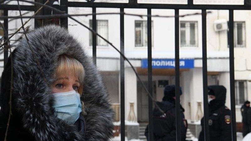 Olga Michailowa, Anwältin von Kremlkritiker Alexej Nawalny, steht vor der Polizeistation in Chimki.