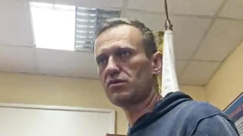 Der Kremlkritiker Alexej Nawalny wartet in einer Polizeistation in Khimki auf eine Gerichtsverhandlung.