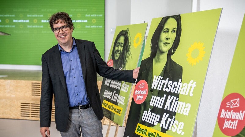 Wahlkampfleiter Michael Kellner präsentiert die ersten Plakate zur Bundestagswahl.