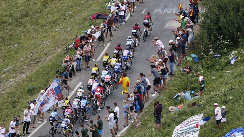 GEFÄHRLICH NAHE kommen die begeisterten Zuschauer bei der Tour de France den Protagonisten, die sich gerade bei Bergetappen in einer schmalen Gasse ihren Weg bahnen müssen.