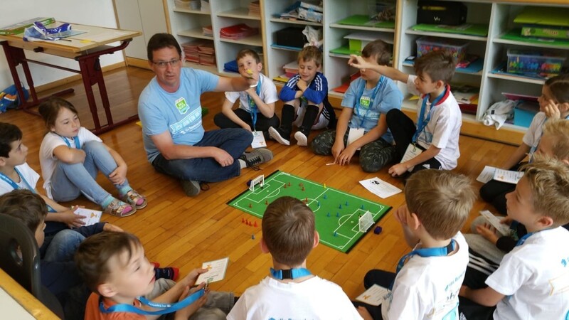 In Workshops wurden den Kindern die Fußballregeln beigebracht.
