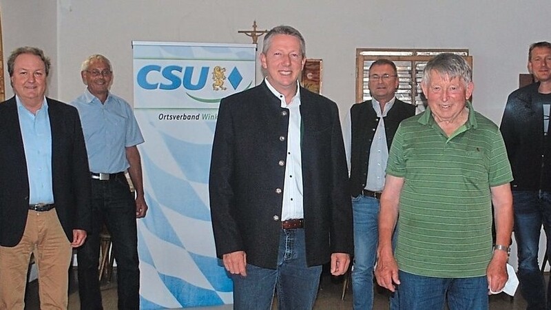 Christian Hüttner (4.v.l.) heißt der neue Vorsitzende des CSU-Ortsverbandes, der seinem Vorgänger Anton Stadler nachfolgt. Gratuliert haben auch MdB Florian Oßner (3.v.r.) und MdL Helmut Radlmeier (2.v.l.).