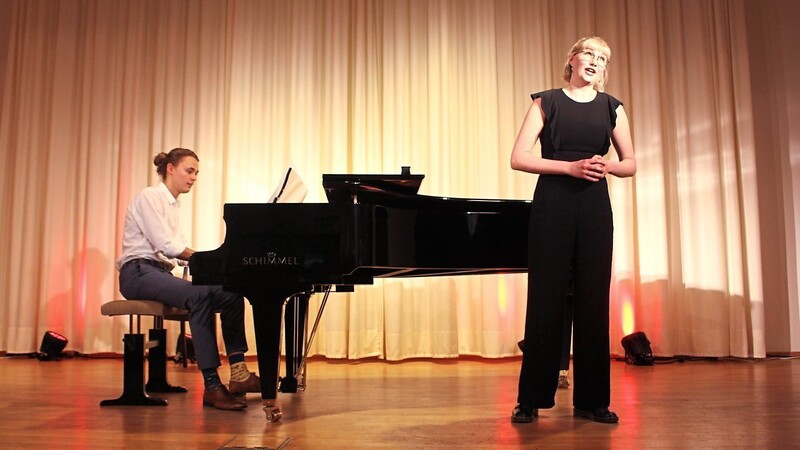 Musikalisch durch den Abend führten Eva Zwickl und Jannick Münster von der Musikschule Plattling.