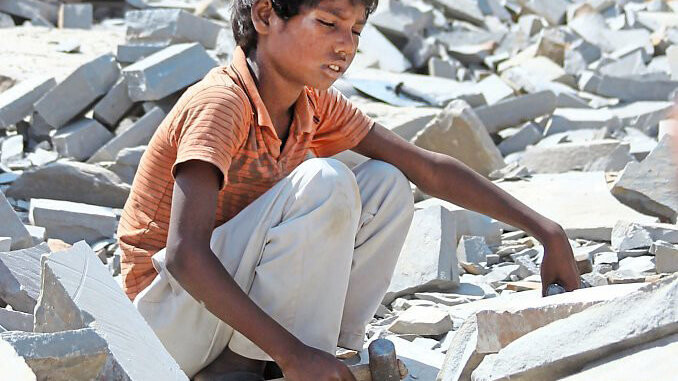 Tausende Kinder hauen in indischen Steinbrüchen Steine für den europäischen Markt.
