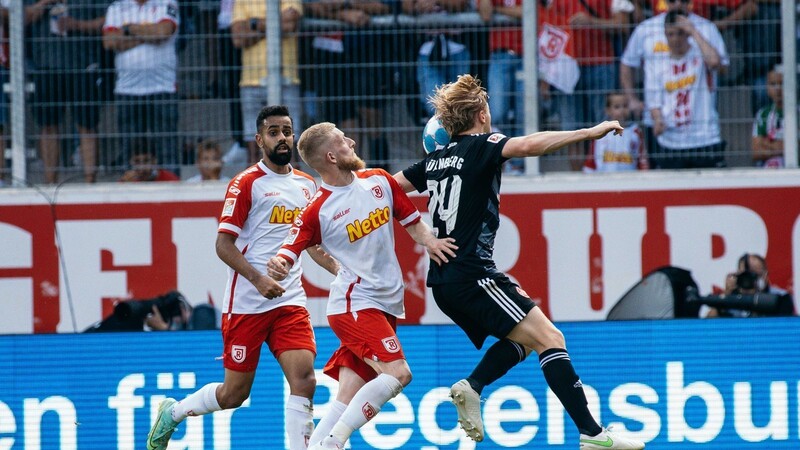 Der SSV Jahn Regensburg und der 1. FC Nürnberg trennen sich in einem hart umkämpften Spiel mit 2:2.