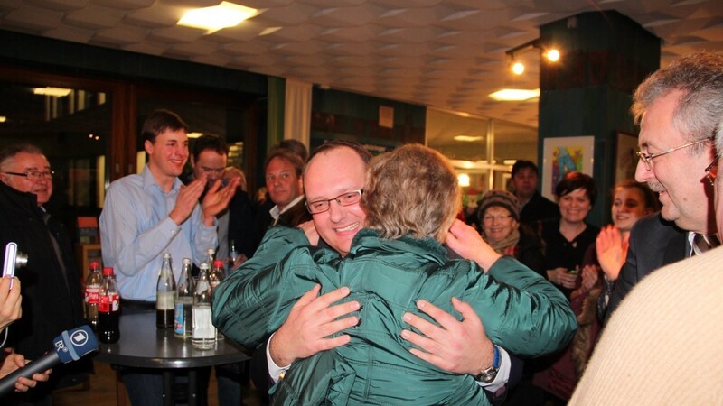 Herbert Lichtingers Mutter gratuliert ihrem Sohn zum Wahlsieg. (Foto: sei)
