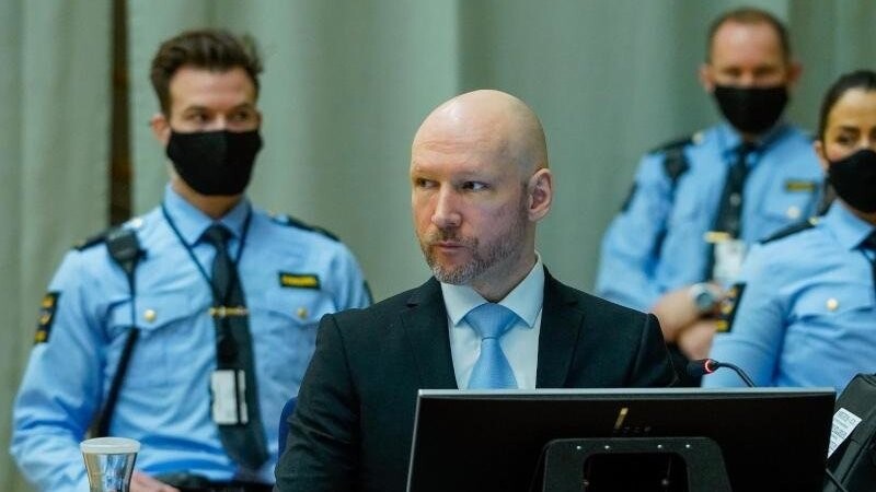 Der wegen Terrorismus verurteilte Anders Behring Breivik sitzt im provisorischen Gerichtssaal des Gefängnisses von Skien, wo sein Antrag auf vorzeitige Entlassung geprüft wird.