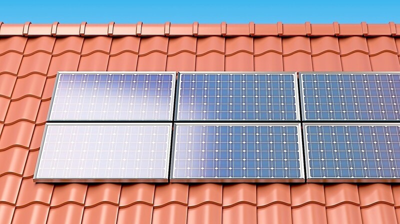 Solarpanele auf dem Hausdach sorgen für Energie und Diskussionen.
