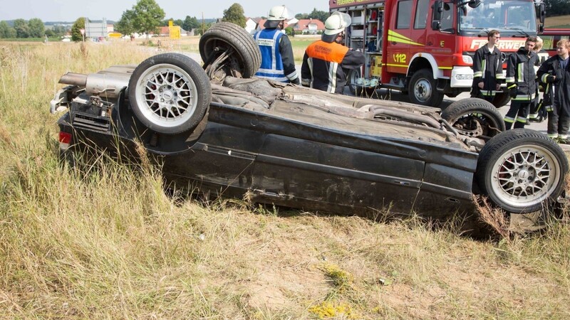 Bei dem Unfall erlitten beide Insassen des BMW schwerste Verletzungen. Einer davon kam dabei ums Leben. (Fotos: FD)