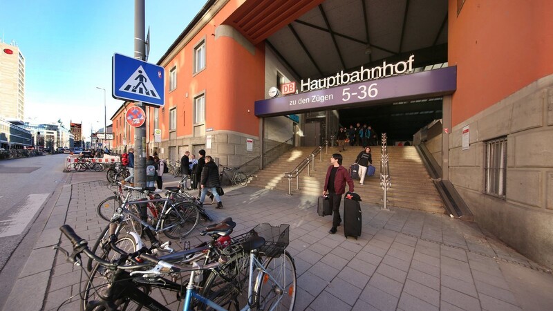 Noch steht er: der denkmalgeschützte Starnberger Flügelbahnhof, hier der Seiteneingang in der Arnulfstraße, soll dennoch abgerissen werden.