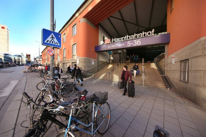 Noch steht er: der denkmalgeschützte Starnberger Flügelbahnhof, hier der Seiteneingang in der Arnulfstraße, soll dennoch abgerissen werden. 