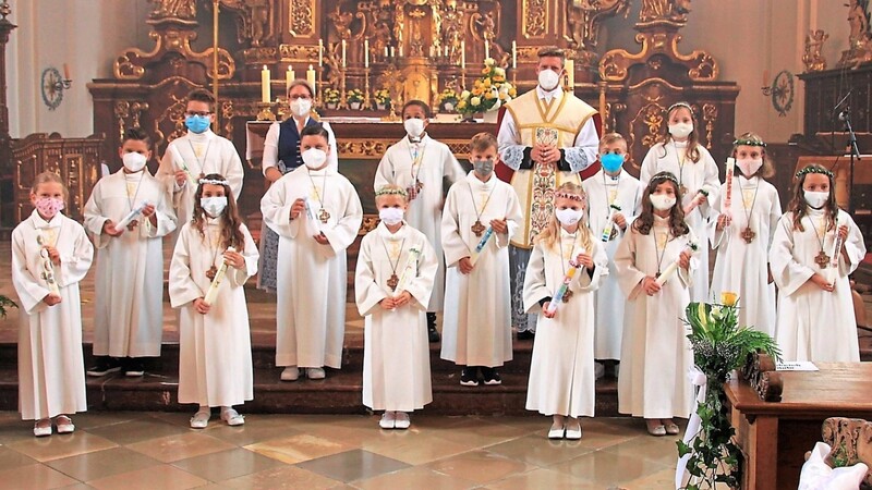 Das Heilige Sakrament der Kommunion erhielten die 14 Erstkommunikanten in der Pfarrkirche Sankt Maria von Kaplan Peter Kunz.