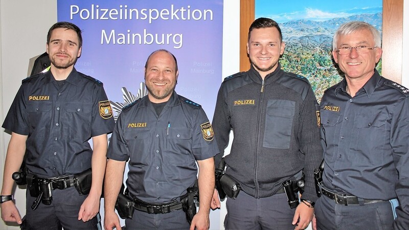 Polizeimeister Christian Koch, Polizeihauptmeister Andreas Kuttner und Polizeimeister Florian Schott (v.l.) mit ihrem neuen Chef, Erstem Polizeihauptkommissar Johann Stanglmair (rechts).