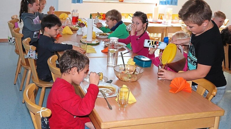 Die Kinder decken selbst den Tisch.