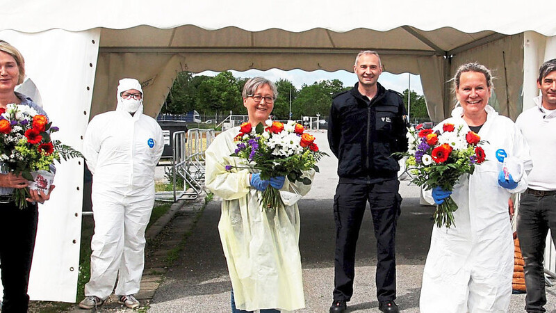 OB Alexander Putz (rechts) besuchte das Team der Corona-Teststation im Messezentrum an der Niedermayerstraße und überreichte den Damen zum Dank einen Blumenstrauß