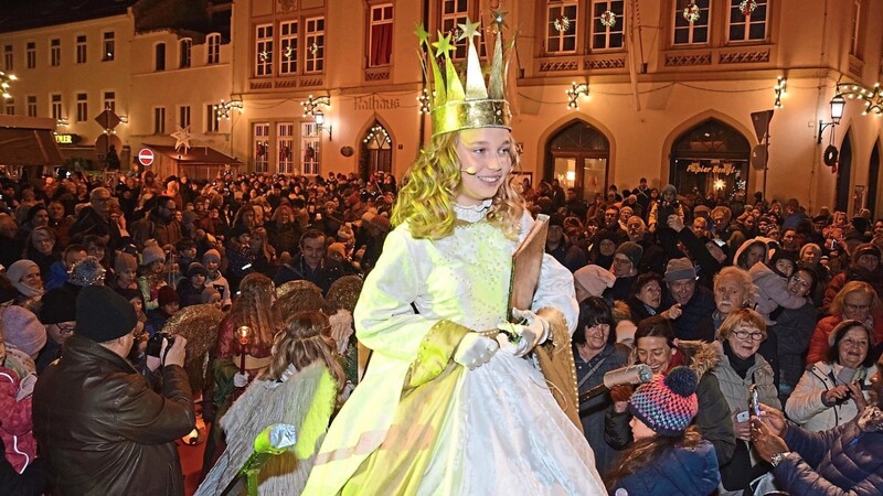 Rund 800 Bürger waren in Moosburgs gute Stube zur Adventseröffnung gekommen und wollten natürlich auch das Moosburger Christkindl kennenlernen.