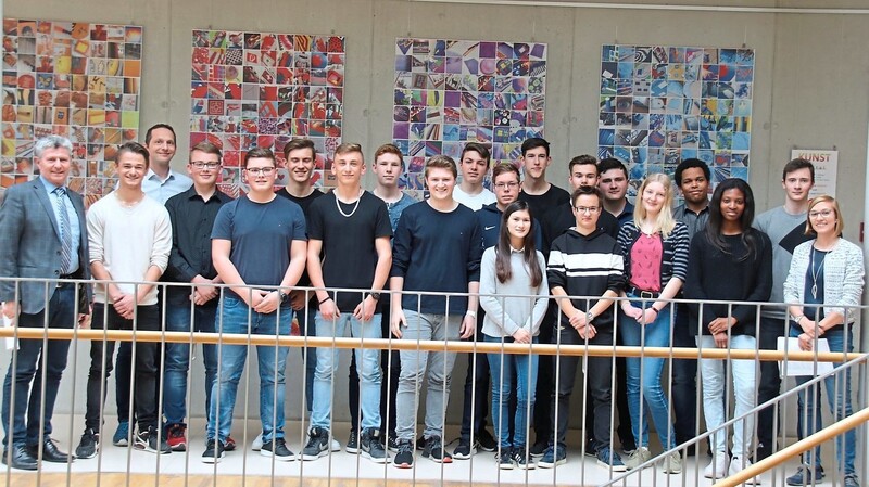 Diese Realschüler sind stolz auf ihren Abschluss in IT, links Direktor Karl-Heinz Mathy.