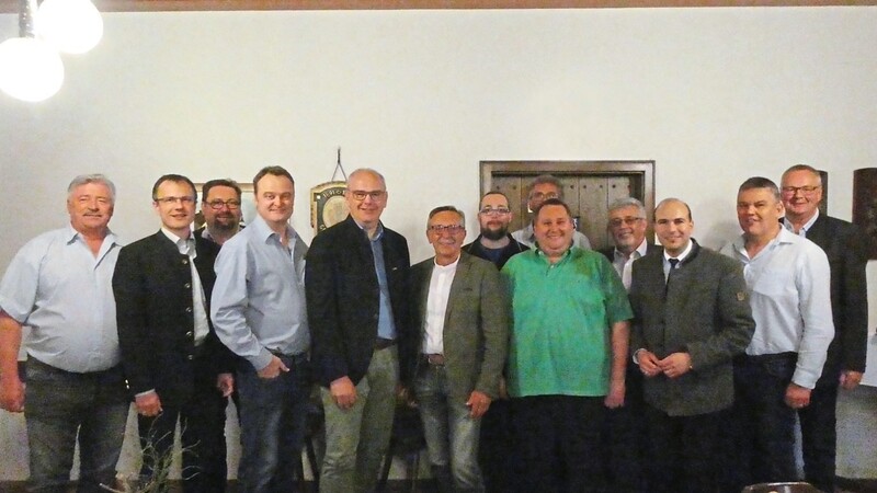 Vorstandschaft und Ausschussmitglieder der CSU Ergoldsbach mit dem Gastredner, dem Bundestagsabgeordneten Florian Oßner.