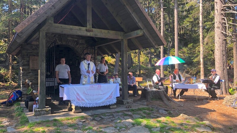Bei wunderbarem Sommerwetter zelebrierte Pfarrer Ambros Trummer mit musikalische Begleitung durch den Rittsteiger Dreigesang den Gottesdienst an der Künischen Kapelle.