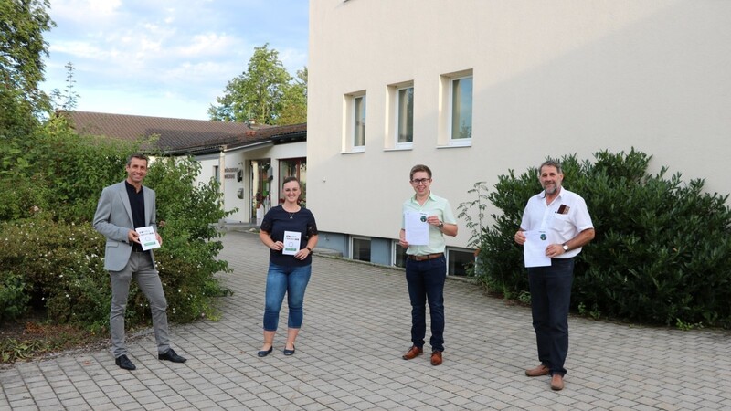 (v.l.) Die drei Jugendbeauftragten der Gemeinde Aholming Heinrich Funck, Monika Müller und Stefan Zitzelsberger übergaben Bürgermeister Martin Betzinger das diesjährige Ferienprogramm.