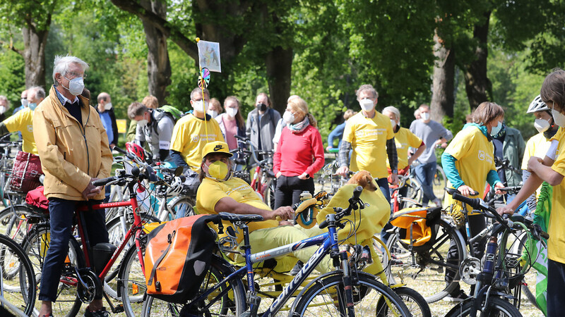 Viele der Korso-Teilnehmer machten sich - der Radsport ließ grüßen - in gelben Trikots auf den Weg.