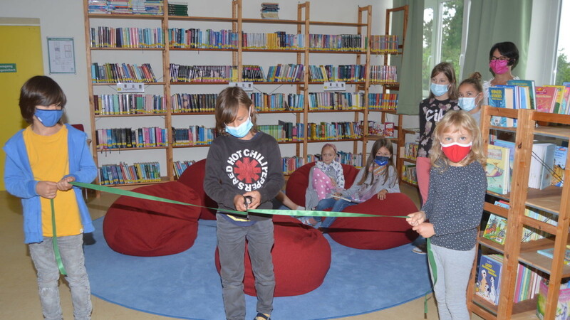 Es war einem Grundschüler vorbehalten, das Eröffnungsband für die neue Bücherei durchzuschneiden.