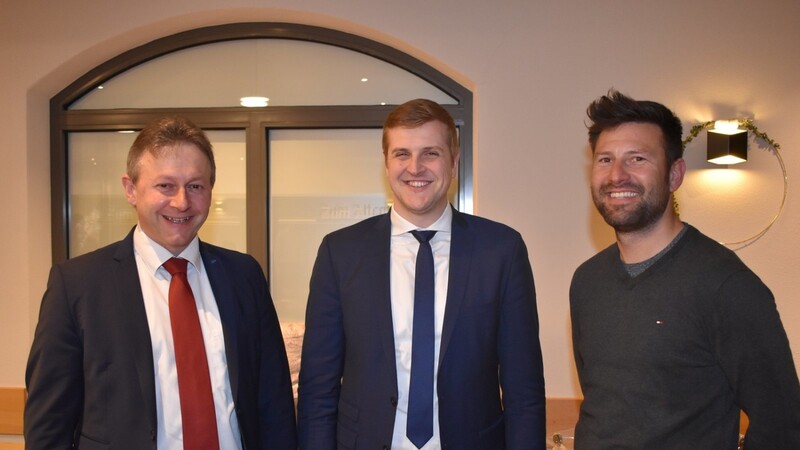 Der neue Vorstand und Beirat mit dem Vorsitzenden Stefan Gandorfer (links), 2. Vorsitzenden Andreas Auernhammer (rechts) und Geschäftsführer Lukas Raith (Mitte).