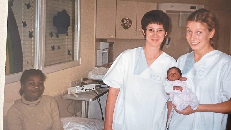 Monika Franz (Mitte) bei ihrer ersten Begegnung mit Diana Tchakpide kurz nach der Entbindung. Links ist die Mutter zu sehen.