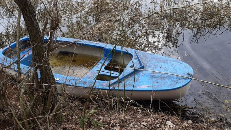 Zahlreiche Boote liegen teilweise seit Jahren verlassen an Bäumen angekettet im Wasser oder lagern am Ufer.