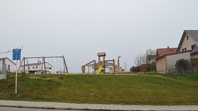 Der Zugang zum Spielplatz am Kindsberg soll leichter werden - deshalb möchte die Gemeinde rechts einen Weg schottern, damit Eltern mit Kinderwagen besser zu den Spielgeräten kommen.