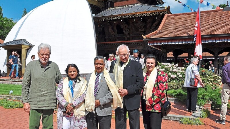 Heribert Wirth (links) begrüßte im Nepal-Himalaya-Park den nepalesischen Botschafter Ramesh Prasad Khanal (Mitte) und Generalkonsul Ludwig Greissl samt Gattinnen.