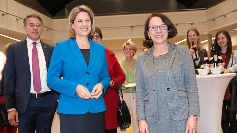 Astrid Freudenstein (l.) und die designierte Oberbürgermeisterin Gertrud Maltz-Schwarzfischer am Wahlabend.