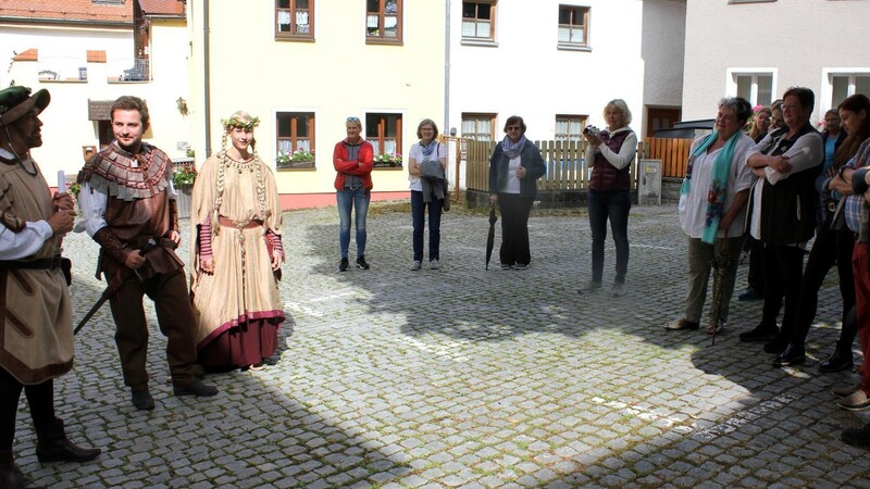 Heinz Winklmüller und das Ritterpaar führten begeisterte Teilnehmer durch die Geschichte der Stadt und des Drachenstichs.