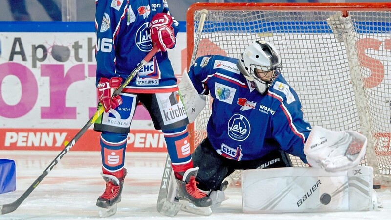 EHC-Nachwuchsspieler, die in der Bayern-Auswahl stehen und damit dem Leistungssport zugeordnet werden, dürfen im Eisstadion am Pulverturm trainieren. Ein geregelter Betrieb ist nicht erlaubt. So kann Trainer Aleksandrs Kercs auf jedes Talent besser eingehen und das merke man: "Das individuelle Training bringt die Jungs nach vorne."