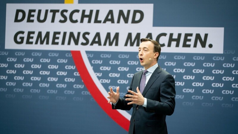 Paul Ziemiak (r), CDU-Generalsekretär, stellt die Kampagne der CDU Deutschlands für die Bundestagswahl vor.