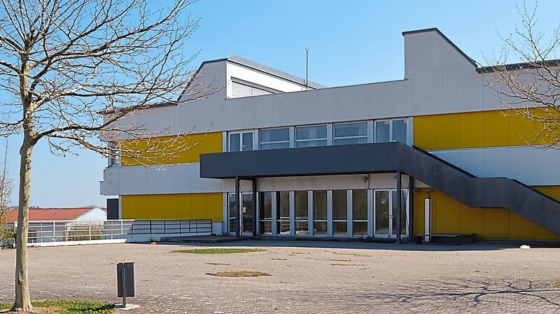 Der Altbau der Realschule wird zum Pausenhof hin erweitert und mit einem Pultdach versehen.