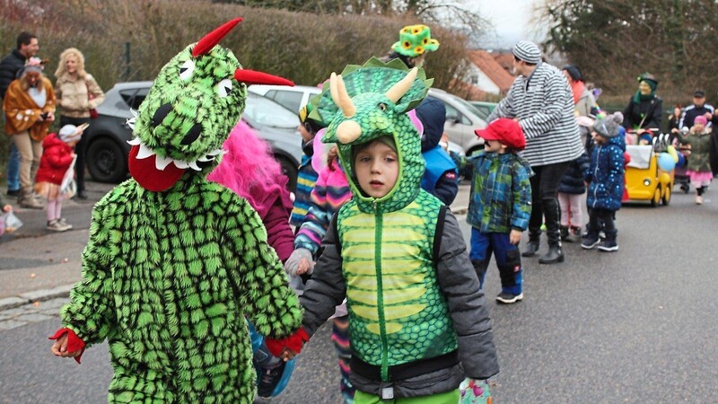 Viel Beifall erhalten die Kindergartenkinder für ihre Kostüme.
