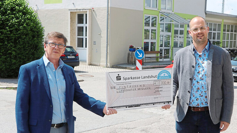 Sache erledigt: Christoph Zellner (rechts) vom Landshuter Brauhaus und Jürgen Handschuch, Geschäftsführer des Landshuter Netzwerks