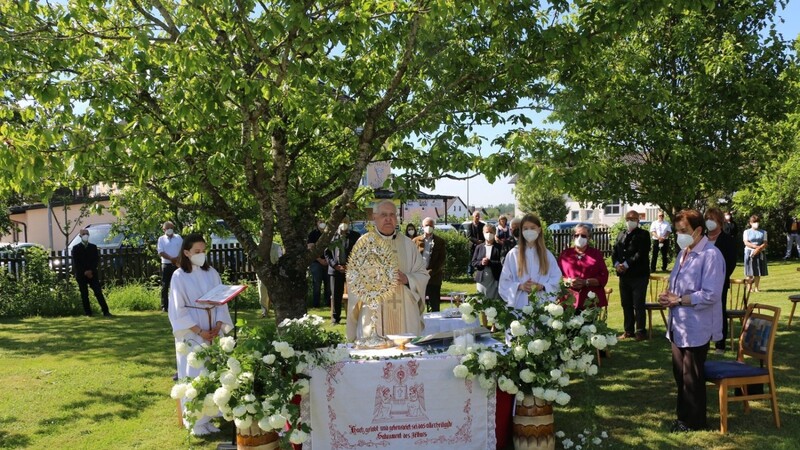 Die Damen des Frauenbundes hatten einen Altartisch vorbereitet und mit vielen Blumen geschmückt.