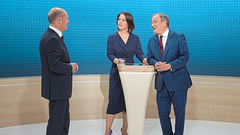 Armin Laschet (r.) und Annalena Baerbock setzen den SPD-Bewerber Olaf Scholz unter Druck.